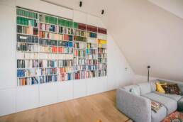 Bücherragel in Wohnzimmerwand