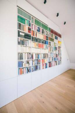 Bücherregal im Wandverbau